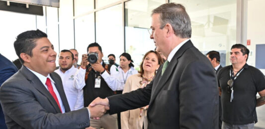 Ricardo Gallardo y Marcelo Ebrard realizan recorrido en planta BMW