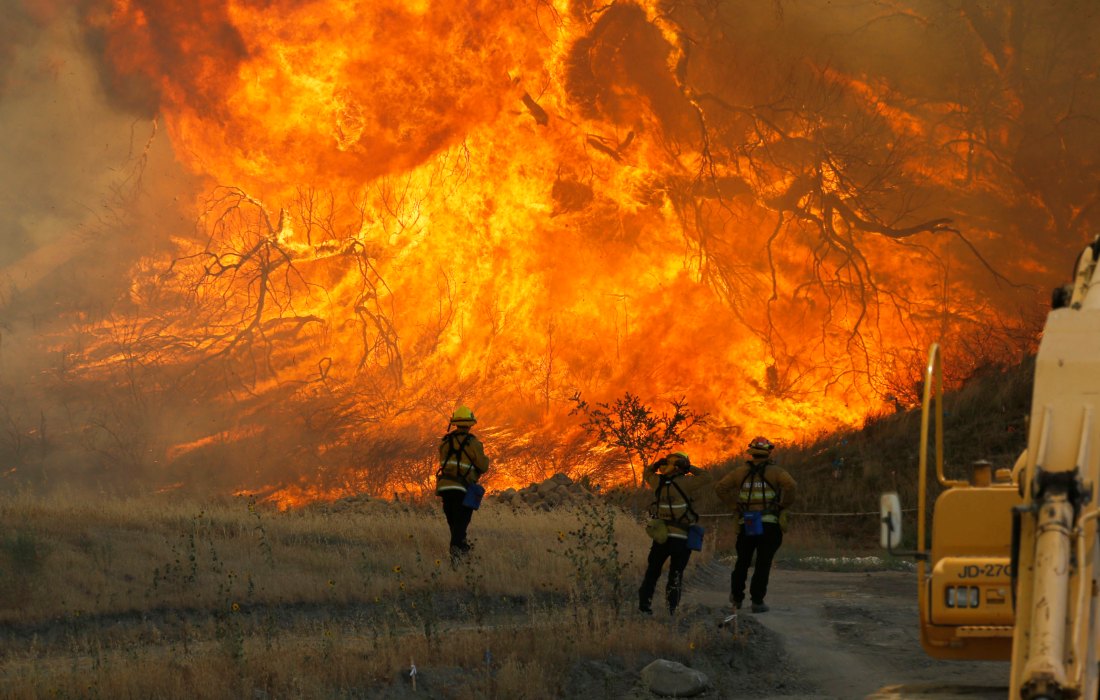 Bomberos de California no han podido controlar gran incendio forestal