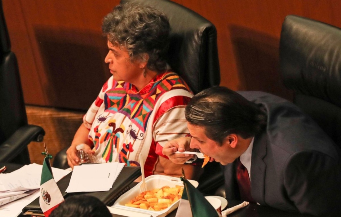 senadores comiendo