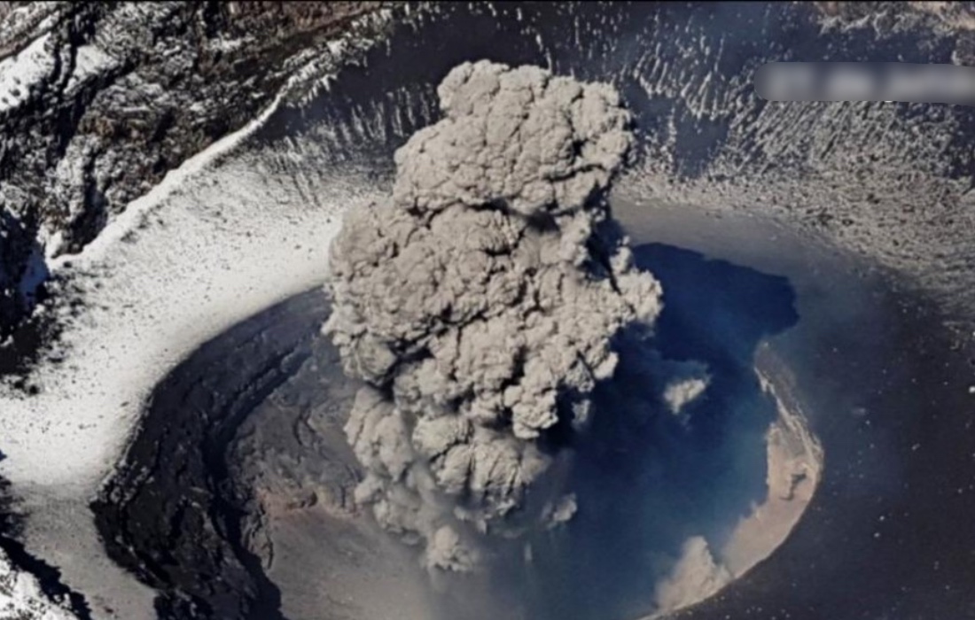 Popocatépetl lanza material incandescente en dos explosiones