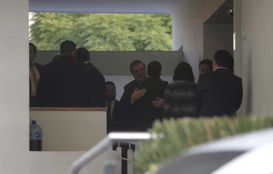 Políticos acompañan a Ebrard en funeral de su padre