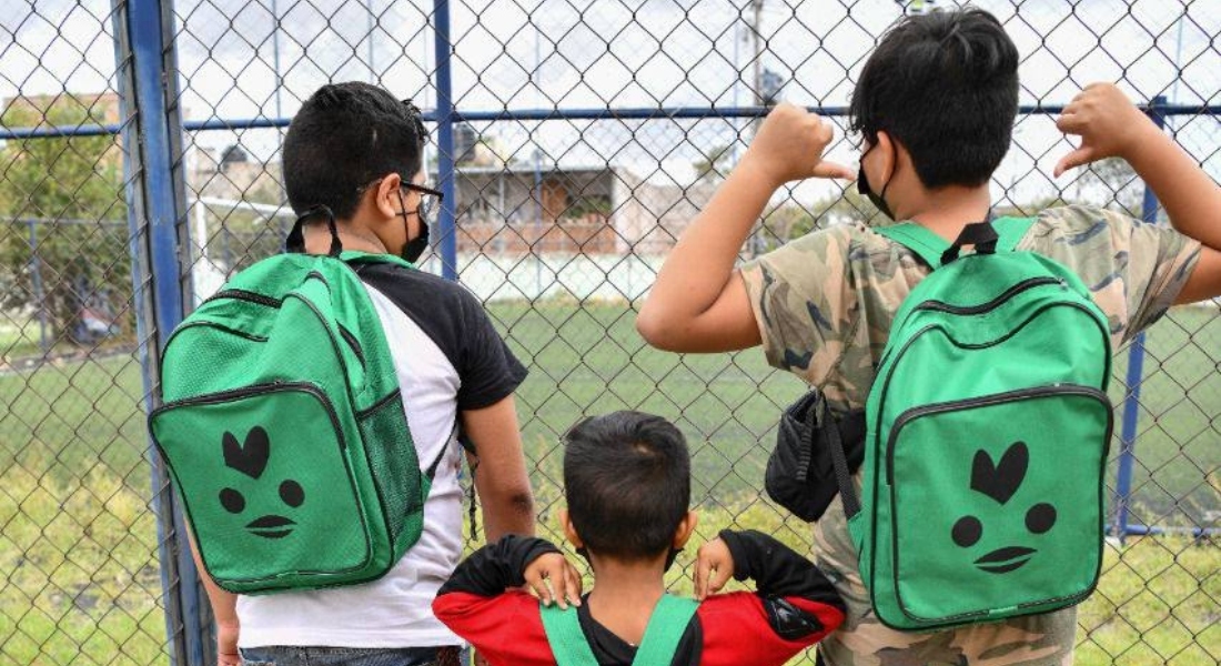 Ricardo Gallardo regala útiles escolares para el regreso a clases