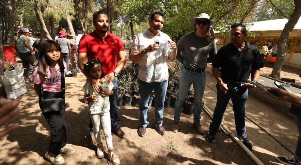 Junto a más de 200 voluntarios Cruz Pérez realiza reforestación del Chamizal